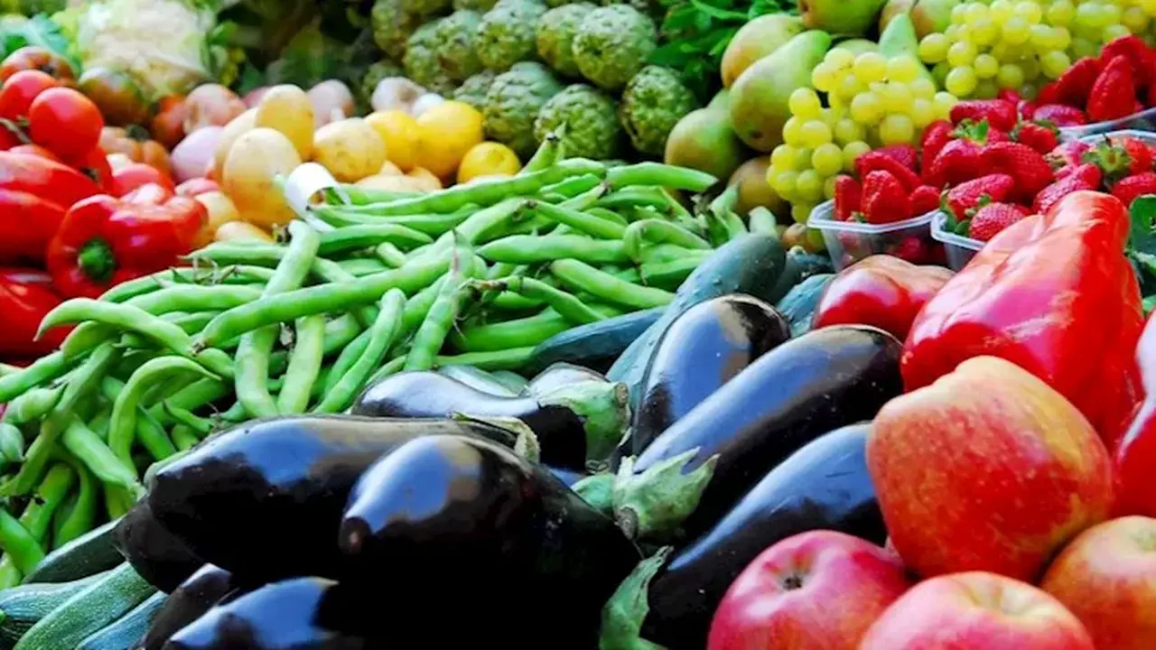 تغيرات جديدة في أسعار الخضروات والفاكهة داخل سوق العبور خلال تعاملات الجمعة